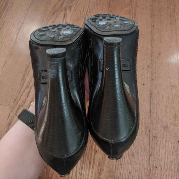 BCBGMAXAZRIA black leather heels with bow - Picture 2 of 4